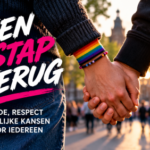 2 jongens houden elkaars hand vast voor "Geen-stap-terug_-liefde-voor-iedereen"