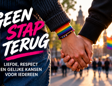2 jongens houden elkaars hand vast voor "Geen-stap-terug_-liefde-voor-iedereen"