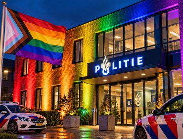 Verlichte Politiepost met Progress Pride-vlag