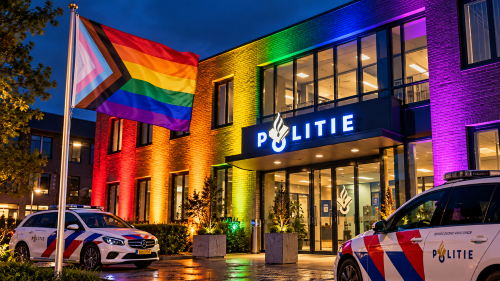 Verlichte Politiepost met Progress Pride-vlag